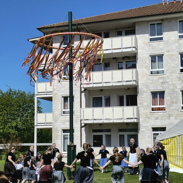 Tanz um den Maibaum 2024 in der DANA-Seniorenresidenz